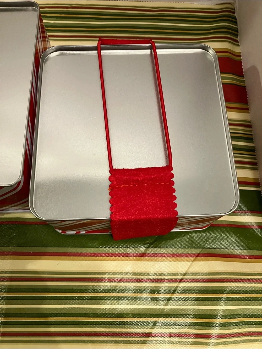 N/A three red